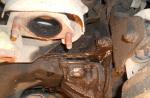車のエンジンからのオイル漏れ：故障の原因と修理方法