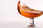 Пиенето на алкохол разширява или свива кръвоносните съдове в мозъка
